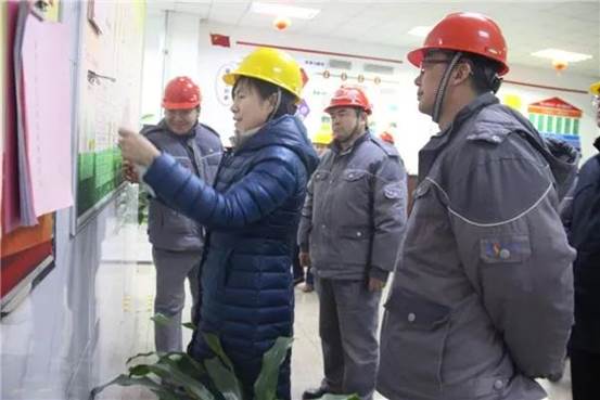 自治區(qū)國資委黨委副書記、主任張紅彥查看安全生產(chǎn)資料（尕靜茹 攝)