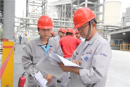 托克遜能化公司黨委書記、董事長(zhǎng)王利國(guó)（右）帶頭開展高危作業(yè)審核（胡曉君 攝）