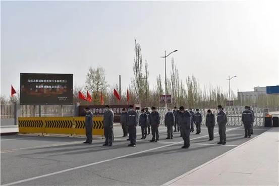 中泰紡織集團(tuán)庫爾勒纖維公司默哀悼念現(xiàn)場(chǎng)（劉芳霞 攝）