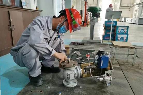 賈彥彤正在更換破損的套管(景春艷 攝)