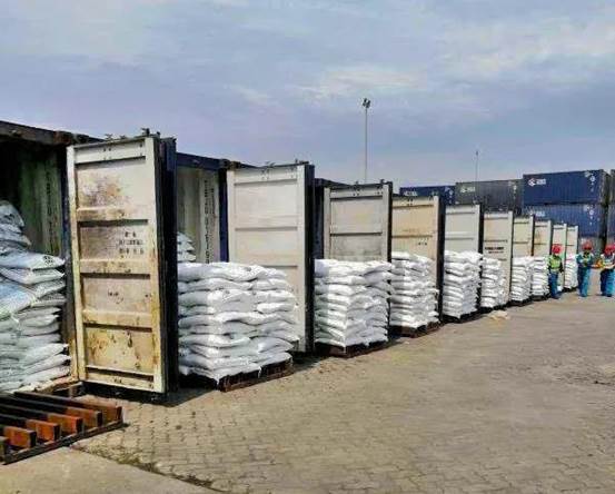 中泰進出口公司燒堿出口發(fā)貨現(xiàn)場(田曉娜 攝)