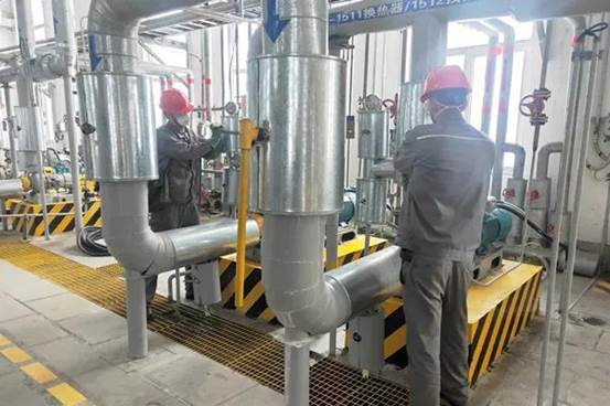 阜康能源燒堿車間丙班員工現(xiàn)場巡檢 (牛玲娟  攝)