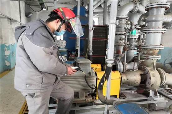 員工監(jiān)測在線設(shè)備運行情況 (劉占山 攝)