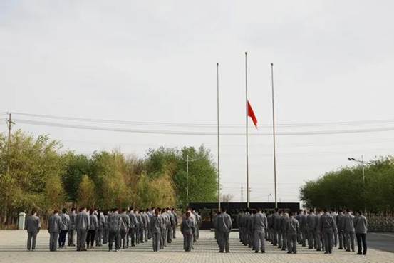 托克遜能化默哀悼念現(xiàn)場 (胡曉君 攝)